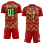 Benutzerdefiniertes Sublimations-Fußballtrikot mit roter Erbse, grün-schwarzer Linie Benutzerdefiniertes Sublimations-Fußballtrikot mit roter Erbse, grün-schwarzer Linie