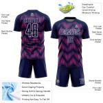 Benutzerdefiniertes Marineblau-Pink-Weiß-Linien-Sublimations-Fußballtrikot Benutzerdefiniertes Marineblau-Pink-Weiß-Linien-Sublimations-Fußballtrikot