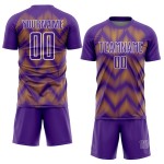 Benutzerdefiniertes Lila-Gold-Weiß-Linien-Sublimations-Fußballtrikot Benutzerdefiniertes Lila-Gold-Weiß-Linien-Sublimations-Fußballtrikot