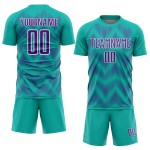Benutzerdefiniertes Aqua-Lila-Weiß-Linien-Sublimations-Fußballtrikot Benutzerdefiniertes Aqua-Lila-Weiß-Linien-Sublimations-Fußballtrikot