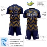 Benutzerdefiniertes Marineblaues Fußballtrikot mit gold-weißer Linie und Sublimationsdruck Benutzerdefiniertes Marineblaues Fußballtrikot mit gold-weißer Linie und Sublimationsdruck
