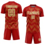 Benutzerdefiniertes Sublimations-Fußballtrikot in Rot und Altgold mit weißer Linie Benutzerdefiniertes Sublimations-Fußballtrikot in Rot und Altgold mit weißer Linie