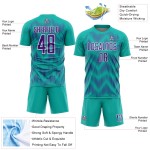 Benutzerdefiniertes Aqua-Lila-Weiß-Linien-Sublimations-Fußballtrikot Benutzerdefiniertes Aqua-Lila-Weiß-Linien-Sublimations-Fußballtrikot