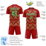 Benutzerdefiniertes Sublimations-Fußballtrikot mit roter Erbse, grün-schwarzer Linie Benutzerdefiniertes Sublimations-Fußballtrikot mit roter Erbse, grün-schwarzer Linie