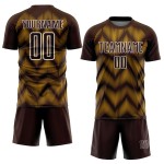 Benutzerdefiniertes Sublimations-Fußballtrikot in Braun und Gold mit weißer Linie Benutzerdefiniertes Sublimations-Fußballtrikot in Braun und Gold mit weißer Linie