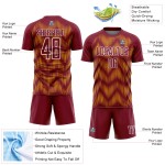 Benutzerdefiniertes purpurrotes Gold-Weiß-Linien-Sublimations-Fußballtrikot Benutzerdefiniertes purpurrotes Gold-Weiß-Linien-Sublimations-Fußballtrikot