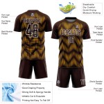 Benutzerdefiniertes Sublimations-Fußballtrikot in Braun und Gold mit weißer Linie Benutzerdefiniertes Sublimations-Fußballtrikot in Braun und Gold mit weißer Linie
