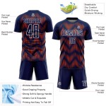 Benutzerdefiniertes Sublimations-Fußballtrikot in Marineblau und Orange mit weißer Linie Benutzerdefiniertes Sublimations-Fußballtrikot in Marineblau und Orange mit weißer Linie